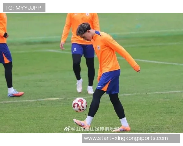 山东泰山队备战上海海港队赛前训练全景展现团队士气与战术准备