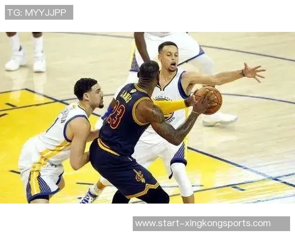 库里半场9分罚球表现惊艳上赛季仅3场能达成此成就 库里半场9分罚球表现惊艳上赛季仅3场能达成此成就