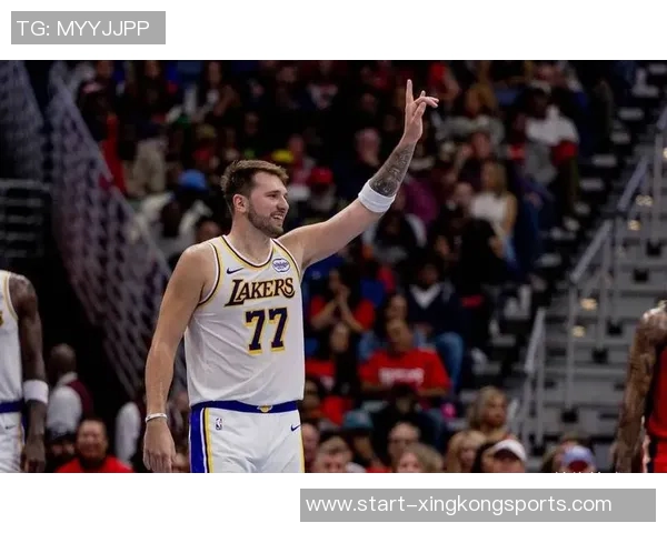 湖人队四连胜喜讯东契奇庆祝瞬间成海报焦点展现球队团结与实力 湖人队四连胜喜讯东契奇庆祝瞬间成海报焦点展现球队团结与实力